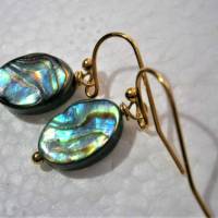 kleine Ohrringe Seeopal kleine Ovale Tropfen Abalone als Opal der Meere 9 x 12 Millimeter handgemacht in goldfarben Bild 6
