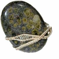 Ring handgemacht mit 38 x 25 Millimeter Rhyolith Stein in grün grau schwarz in wirework verstellbar Bild 1