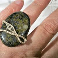 Ring handgemacht mit 38 x 25 Millimeter Rhyolith Stein in grün grau schwarz in wirework verstellbar Bild 2