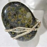 Ring handgemacht mit 38 x 25 Millimeter Rhyolith Stein in grün grau schwarz in wirework verstellbar Bild 4