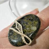Ring handgemacht mit 38 x 25 Millimeter Rhyolith Stein in grün grau schwarz in wirework verstellbar Bild 5