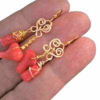 Ohrringe rote Koralle Nuggets am handgeformten gehämmerten celtic heart knot wirework goldfarben Strandhochzeit boho Bild 1