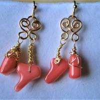 Ohrringe rote Koralle Nuggets am handgeformten gehämmerten celtic heart knot wirework goldfarben Strandhochzeit boho Bild 2