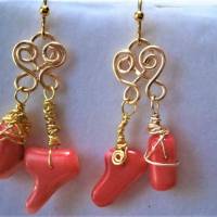Ohrringe rote Koralle Nuggets am handgeformten gehämmerten celtic heart knot wirework goldfarben Strandhochzeit boho Bild 3