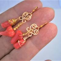 Ohrringe rote Koralle Nuggets am handgeformten gehämmerten celtic heart knot wirework goldfarben Strandhochzeit boho Bild 4