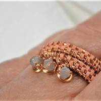 Ring taupe grau Kupfer hell handgewebt mit Mini Kristallen im Spiralring verstellbar rotgoldfarben Daumenring Bild 4