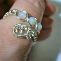 Ring mit Mondstein weiß im Spiralring Paisley silberfarben boho verstellbar Daumenring Bild 1