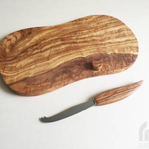 Käsebrett mit Messerhalterung/ mit Käsemesser, Käseplatte aus Olivenholz in Handarbeit Bild 9