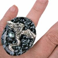Ring mit Drachen und Perle auf 35 x 45 Millimeter großem Stein Obsidian schwarz grau handgemacht verstellbar Bild 1
