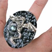 Ring mit Drachen und Perle auf 35 x 45 Millimeter großem Stein Obsidian schwarz grau handgemacht verstellbar Bild 3