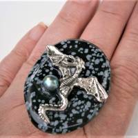Ring mit Drachen und Perle auf 35 x 45 Millimeter großem Stein Obsidian schwarz grau handgemacht verstellbar Bild 4