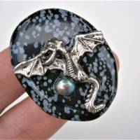Ring mit Drachen und Perle auf 35 x 45 Millimeter großem Stein Obsidian schwarz grau handgemacht verstellbar Bild 5