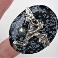 Ring mit Drachen und Perle auf 35 x 45 Millimeter großem Stein Obsidian schwarz grau handgemacht verstellbar Bild 6