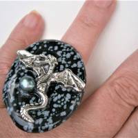 Ring mit Drachen und Perle auf 35 x 45 Millimeter großem Stein Obsidian schwarz grau handgemacht verstellbar Bild 8