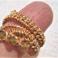 Ring handgewebt mit Mini Labradorit oliv grün in wirework goldfarben Spiralring Bild 2
