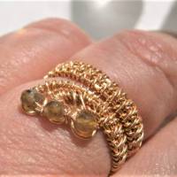 Ring handgewebt mit Mini Labradorit oliv grün in wirework goldfarben Spiralring Bild 3