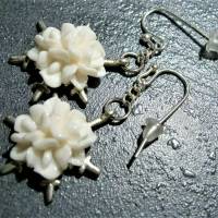 Romantische Ohrringe silberfarben mit creme weißer Blüte Brautschmuck vintage wedding Bild 1