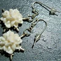 Romantische Ohrringe silberfarben mit creme weißer Blüte Brautschmuck vintage wedding Bild 2
