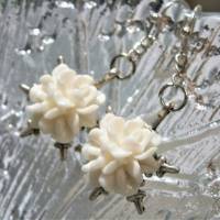 Romantische Ohrringe silberfarben mit creme weißer Blüte Brautschmuck vintage wedding Bild 3