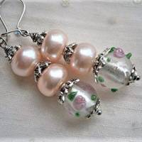Perlen Ohrringe rosa pastell mit Süßwasserzuchtperlen rosa an Lampworkperlen mit Rosen handmade Unikat als Brautschmuck Bild 1