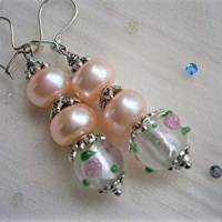 Perlen Ohrringe rosa pastell mit Süßwasserzuchtperlen rosa an Lampworkperlen mit Rosen handmade Unikat als Brautschmuck Bild 2