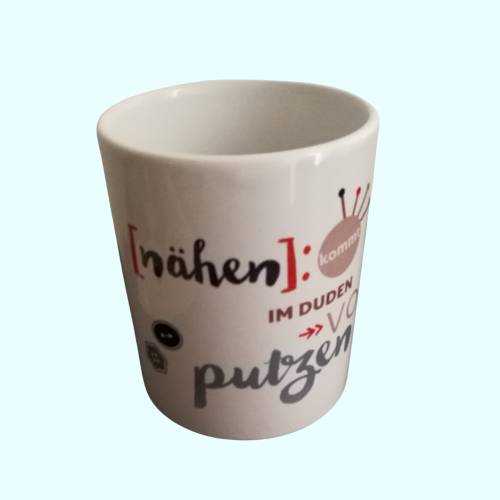 weiße Kaffee-Tasse mit kreativen Spruch zum Thema Nähen, dekorativ gestaltete Keramik-Tasse, spülmaschinengeeignet