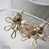 Ohrringe pastell Perlen im Edelsteinmix handgemacht in goldfarben als Traube aus Peridot, Fluorit und Amethyst Bild 1