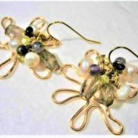 Ohrringe pastell Perlen im Edelsteinmix handgemacht in goldfarben als Traube aus Peridot, Fluorit und Amethyst Bild 3