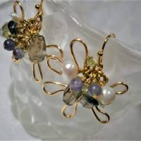 Ohrringe pastell Perlen im Edelsteinmix handgemacht in goldfarben als Traube aus Peridot, Fluorit und Amethyst Bild 8