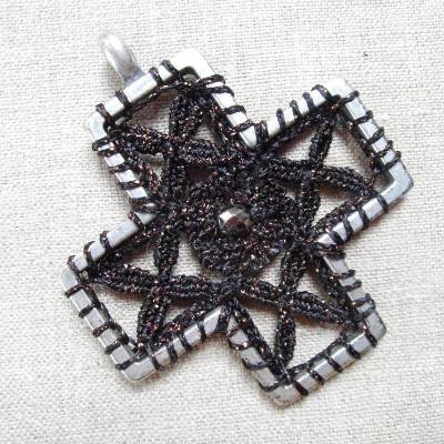 Kettenanhänger in einem stabilen Kreuzrahmen handgeklöppelt gothic style Unikat in dieser Ausführung