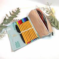 Stiftemäppchen personalisiert aus rosa Baumwolle, Rollmäppchen mit Gummischlaufen, Abschiedsgeschenk Lehrerin mit Namen Bild 2