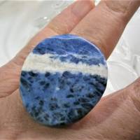 Ring blau mit 29 x 34 Millimeter großem Stein Sodalith in jeansblau weiß maritim verstellbar Bild 1