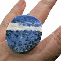 Ring blau mit 29 x 34 Millimeter großem Stein Sodalith in jeansblau weiß maritim verstellbar Bild 2