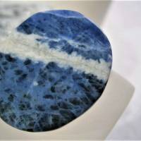 Ring blau mit 29 x 34 Millimeter großem Stein Sodalith in jeansblau weiß maritim verstellbar Bild 4