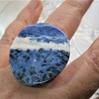 Ring blau mit 29 x 34 Millimeter großem Stein Sodalith in jeansblau weiß maritim verstellbar Bild 5
