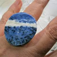 Ring blau mit 29 x 34 Millimeter großem Stein Sodalith in jeansblau weiß maritim verstellbar Bild 6