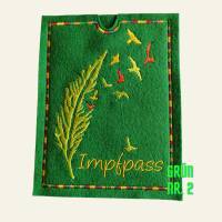 Hülle für den Impf-Pass in grün aus Filz gefertigt,mit dekorativem Muster gestickt Bild 3
