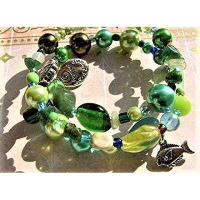 Spiralarmband Aqua mit silberfarbenen Fischen – Handgemachtes Armband in Blau, Türkis & Grün