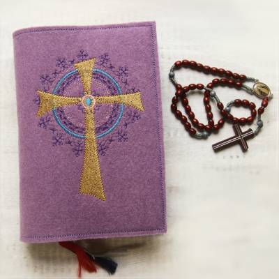 Bestickte Gotteslobhülle aus fliederfarbigem Filz mit goldenem Kreuz mit Ornamenten *sofort versandfertig