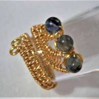 Ring handgewebt Iolith blau Wassersafir Spiralring verstellbar goldfarben wirework Daumenring Bild 4