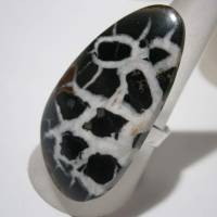 Ring schwarz grau mit 41 x 22 Millimeter großem Septarie Stein freeform ausgefallen großer statementring im boho chic Bild 2
