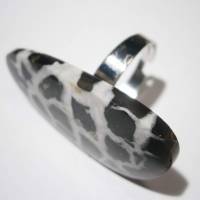 Ring schwarz grau mit 41 x 22 Millimeter großem Septarie Stein freeform ausgefallen großer statementring im boho chic Bild 4