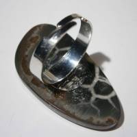 Ring schwarz grau mit 41 x 22 Millimeter großem Septarie Stein freeform ausgefallen großer statementring im boho chic Bild 7