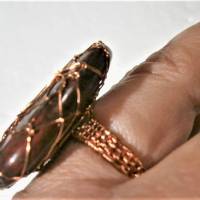 Ring mit 30 x 36 Millimeter großem Stein rotbraun Jaspis verstellbar handgewebt in wirework Kupfer Bild 2