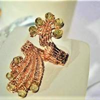 Ring handgewebt Kupfer rosegoldfarben mit Peridot hellgrün im Spiralring verstellbar als Daumenring Bild 3