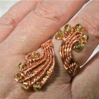 Ring handgewebt Kupfer rosegoldfarben mit Peridot hellgrün im Spiralring verstellbar als Daumenring Bild 4