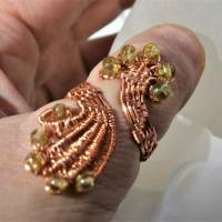 Ring handgewebt Kupfer rosegoldfarben mit Peridot hellgrün im Spiralring verstellbar als Daumenring Bild 5