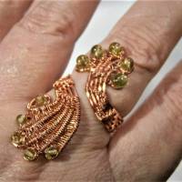 Ring handgewebt Kupfer rosegoldfarben mit Peridot hellgrün im Spiralring verstellbar als Daumenring Bild 6