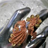 Ring handgewebt Kupfer rosegoldfarben mit Peridot hellgrün im Spiralring verstellbar als Daumenring Bild 7