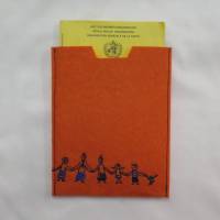 Impfpasshülle aus Filz in orange mit lustiger Stickerei Familienbande II Bild 1